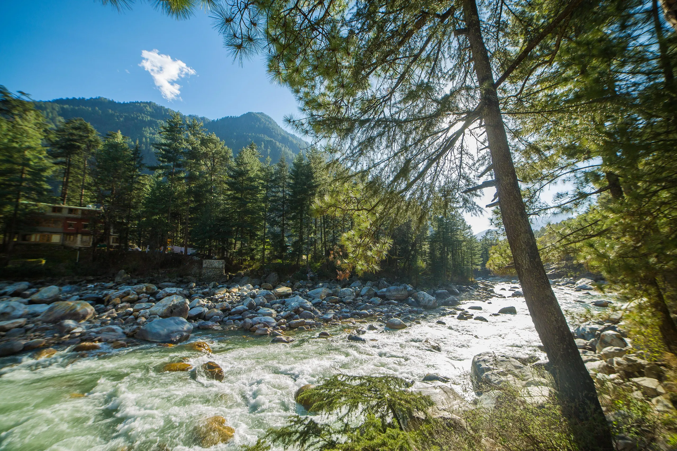 Kheerganga trek — The Fast Flowing Parvati River on the banks of Kasol, Himachal Pradesh